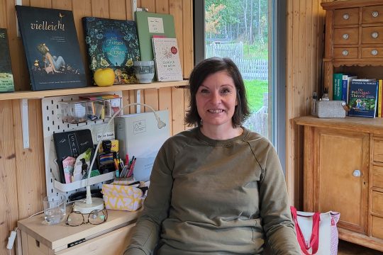 Coach Kerstin Haag in ihrem umgebauten Anhänger