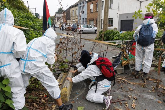 Vermummte beim Aufbau von Barrikaden