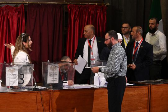 Menschen in einem Wahlbüro in Damaskus