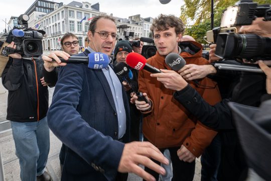 David Clarinval bei seiner Ankunft in der Rue de la Loi, umringt von Journalisten und Kameraleuten