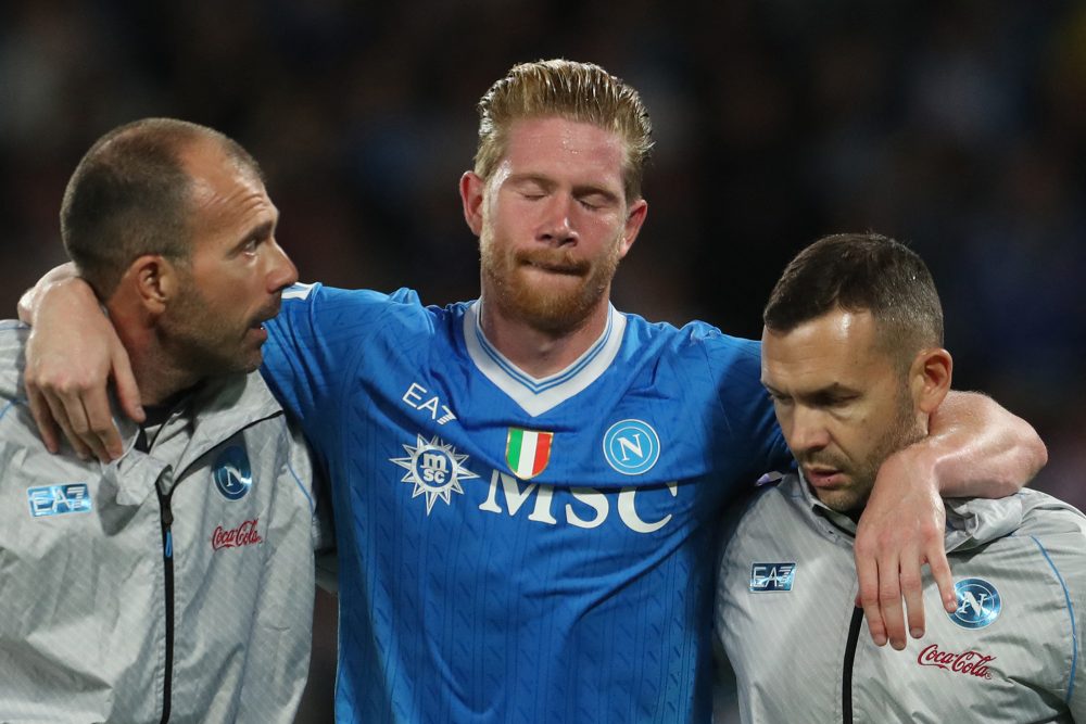 Kevin De Bruyne humpelt mit Unterstützung vom Platz