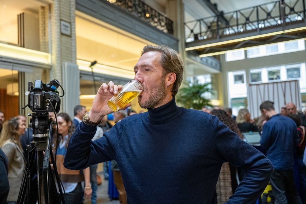 Frederic De Gucht trinkt ein Bier auf seine Wahl als Open-VLD-Vorsitzender