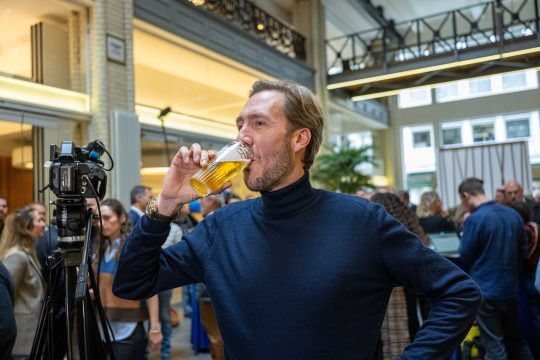 Frederic De Gucht trinkt ein Bier auf seine Wahl als Open-VLD-Vorsitzender