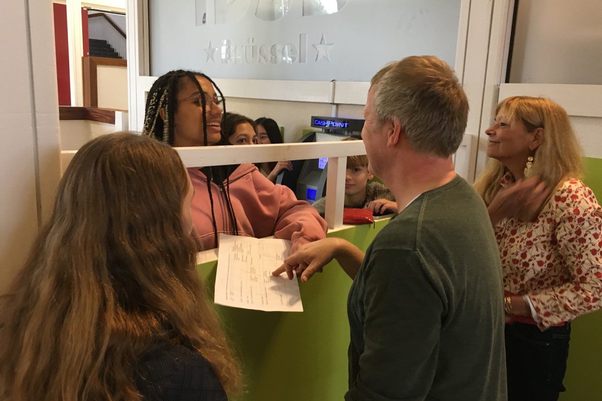 Wer geht in welchen Kurs? Die Schüler aus Wavre diskutieren mit den Deutschlehrern Christina Wenke und Christian Ritter (Bild: Kay Wagner/BRF)