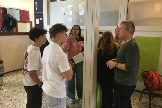 Wer geht in welchen Kurs? Die Schüler aus Wavre diskutieren mit den Deutschlehrern Christina Wenke und Christian Ritter
