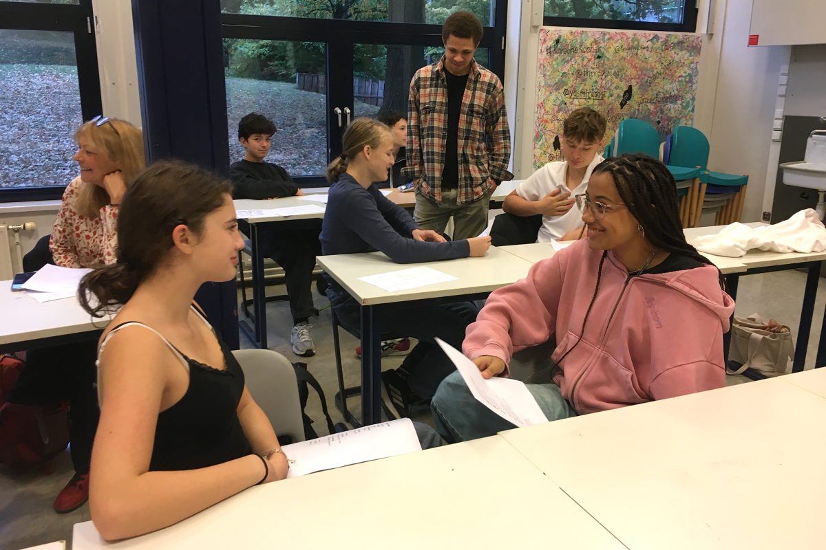 Einführungskurs für die Schüler aus Wavre mit Pierre Kwala (Mitte), Lehrer für Deutsch als Fremdsprache an der iDSB. Links Christina Wenke, Deutschlehrerin an der Schule Le Verseau in Wavre
