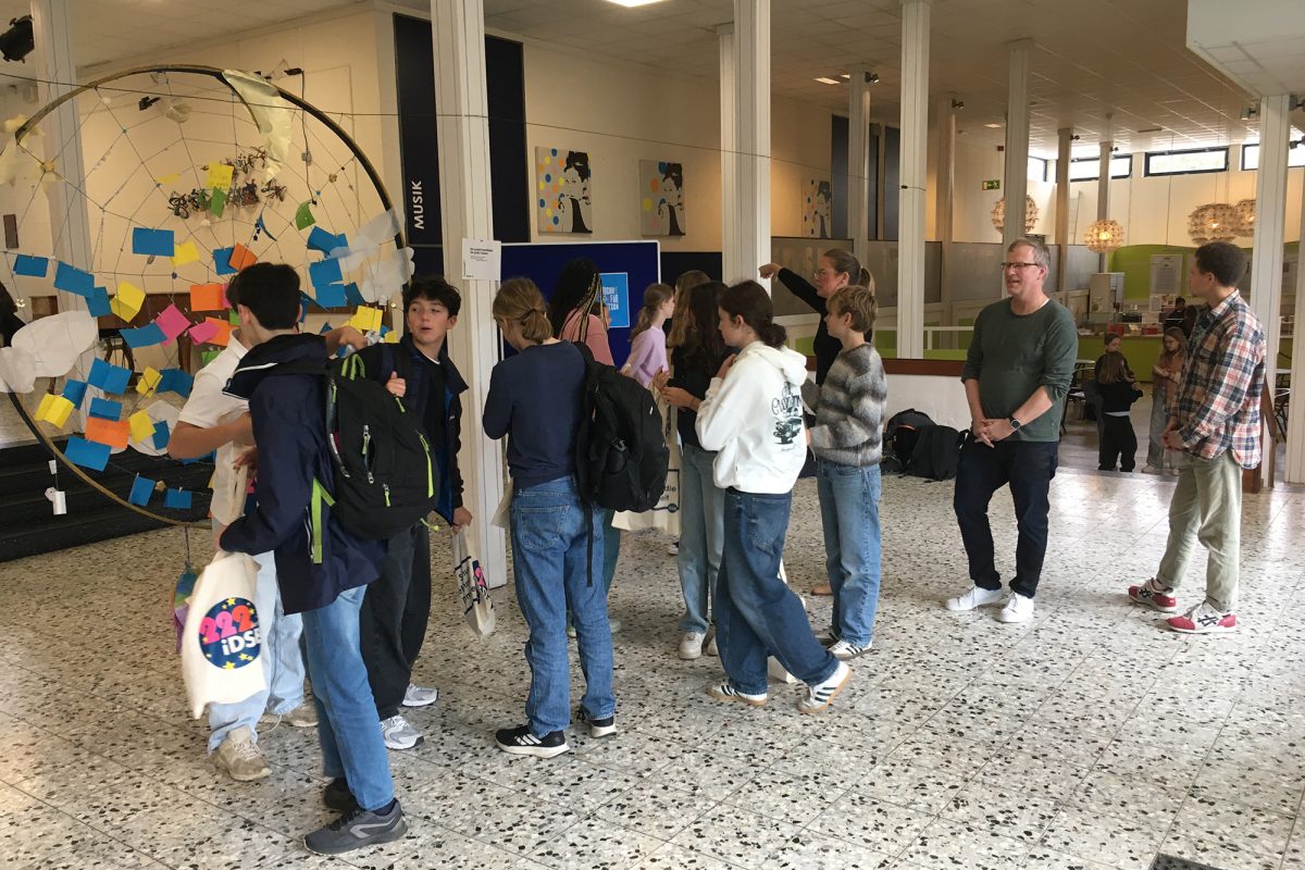 Kurz vor dem Abschied bekommen die Schüler aus Wavre im Foyer der iDSB noch eine kleine Erinnerung an ihren Schultag in Brüssel
