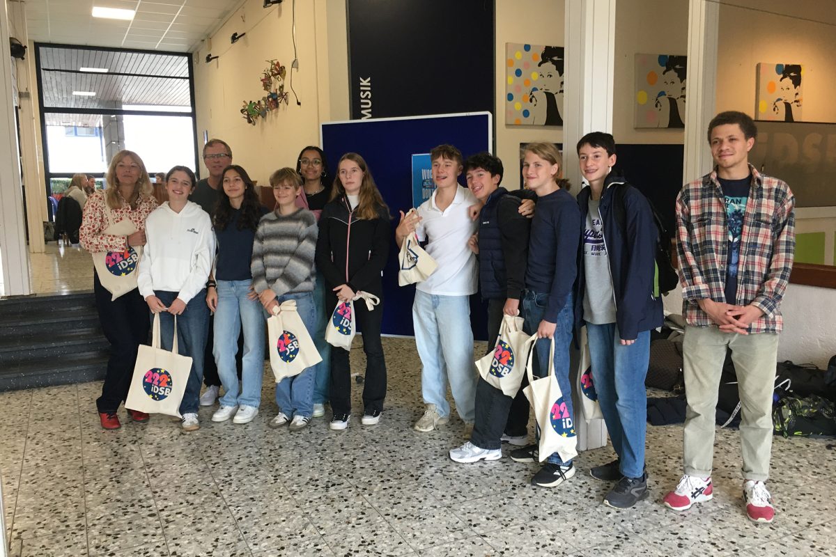 Gruppenfoto vor dem Abschied mit den neun Gastschülern aus Wavre sowie den Lehrern Christina Wenke (links), Christian Ritter (dritter von links) und Pierre Kwala (rechts)