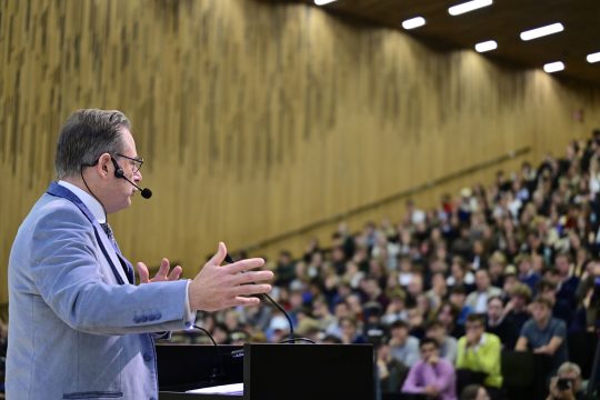Premierminister Bart De Wever spricht vor Studenten der Uni Gent