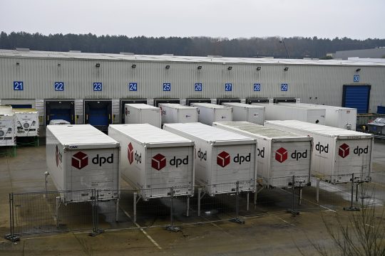 DPD-Verteilzentrum im flämischen Lummen, mehrere DPD-Lkw-Anhänger sind davor geparkt