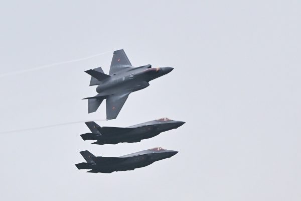 Die ersten drei belgischen F-35 bei ihrer Ankunft in Florennes