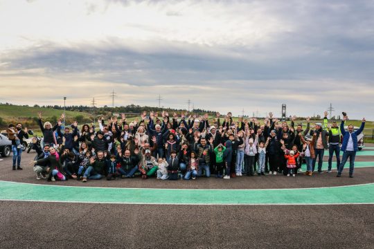 Kinder, Eltern und Ehrenamtliche posieren für ein Gruppenfoto