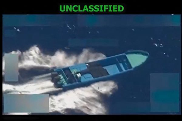 Das mutmaßliche Drogenboot im Pazifik