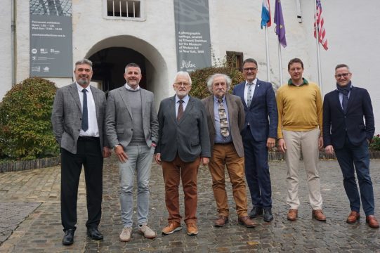 Vertreter der Europäischen Vereinigung für Eifel und Ardennen um den EVEA-Vorsitzenden Franz Bittner (3.v.l.) mit dem ostbelgischen Europaabgeordneten Pascal Arimont (2.v.l.) vor dem Schloss in Clervaux (Bild: Stephan Pesch/BRF)