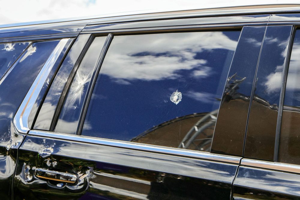 Einschlaglöcher im Auto des ecuadorianischen Präsidenten Noboa