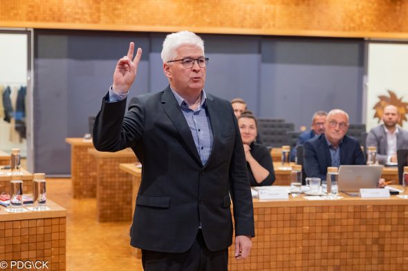 Charles Servaty leistet Eid im PDG