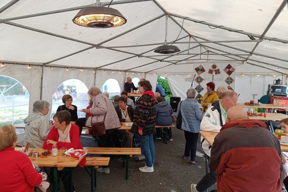 Menschen bei der Einweihung der neuen Räumlichkeiten am Café Patchwork