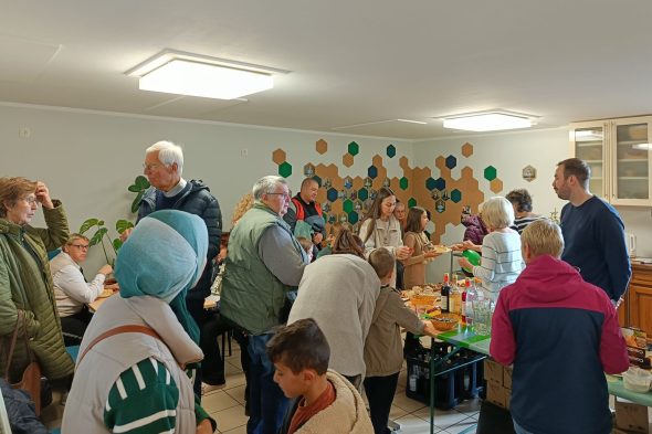 Menschen bei der Einweihung der neuen Räumlichkeiten am Café Patchwork