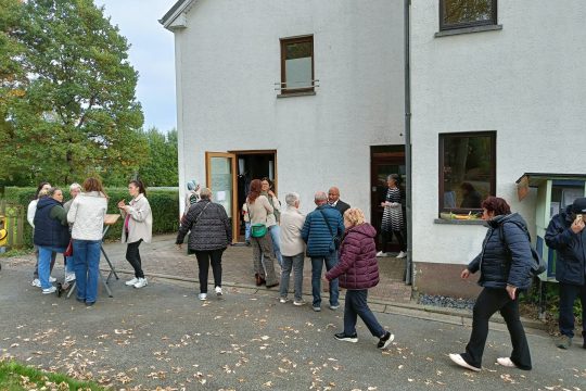 Menschen bei der Einweihung der neuen Räumlichkeiten am Café Patchwork