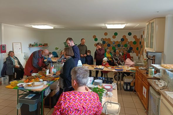 Menschen bei der Einweihung der neuen Räumlichkeiten am Café Patchwork