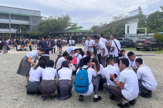 Nach dem Erdbeben warten Schüler außerhalb des Schulgebäudes