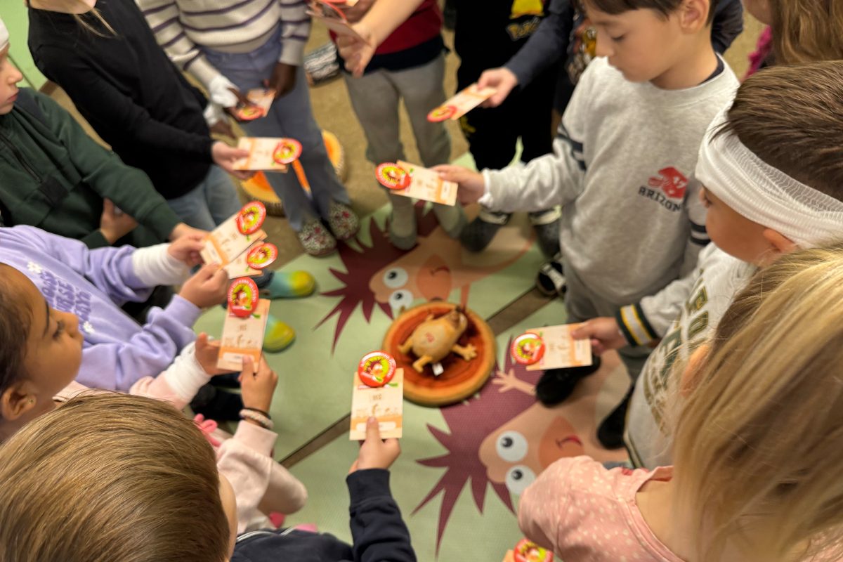 Kinder halten ihren Pflasterpass in den Händen