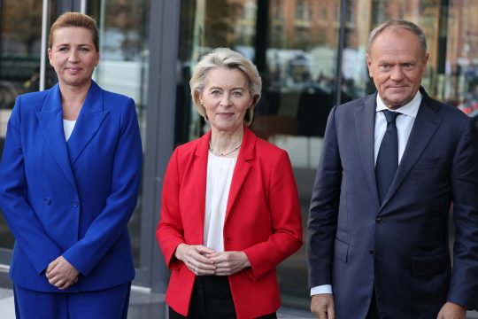 Dänemarks Ministerpräsidentin Mette Frederiksen, die Präsidentin der Europäischen Kommission Ursula von der Leyen und der polnische Ministerpräsident Donald Tusk