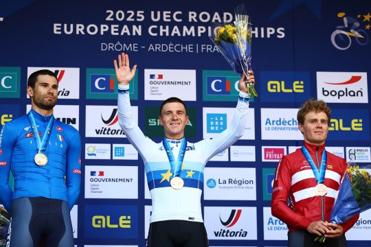 Siegerehrung mit Remco Evenepoel sowie dem Zweit- und Drittplatzierten