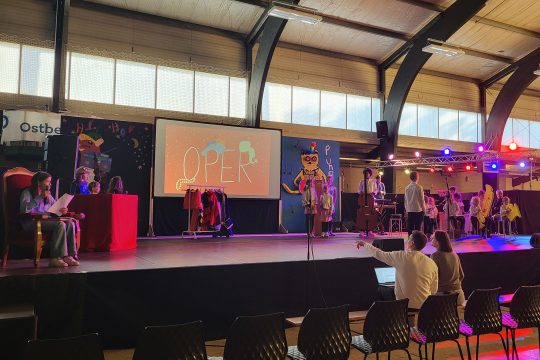 Eynatten findet den Beat: Ein Musical zu 200 Jahren Unterricht