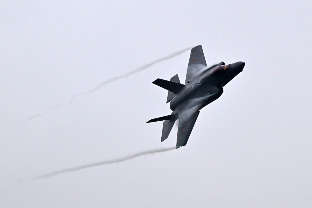 F35-Kampfjet der belgischen Armee bei einem Manöver in der Luft