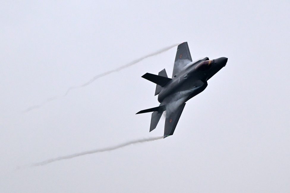 F35-Kampfjet der belgischen Armee bei einem Manöver in der Luft