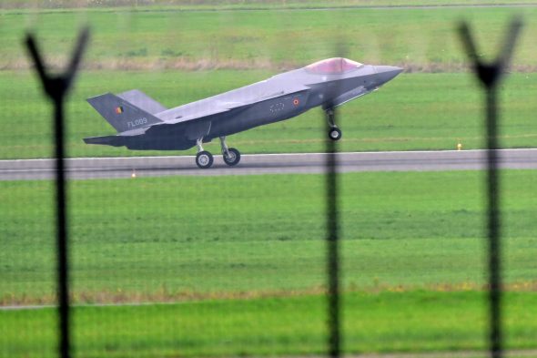Die erste F-35 bei ihrer Landung in Florennes