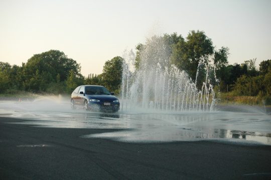 Fahrsicherheitstraining: ein Auto fährt durch Wasser