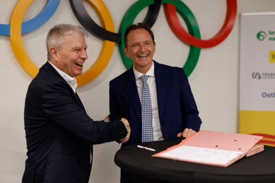 Sportminister Gregor Freches und Jean-Michel Saive, Präsident des BOIK lachen und schütteln sich die Hände