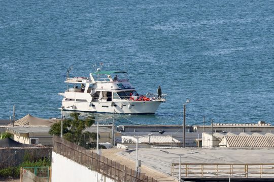 Ein Schiff der Gaza-Flotte wird von der israelischen Armee in den Hafen von Ashdod gebracht