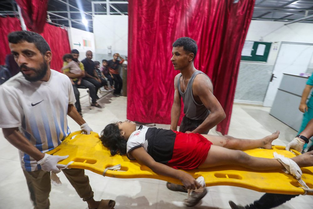 verwundetes Kind wird auf einer Bahre ins Al-Awda-Hospital gebracht