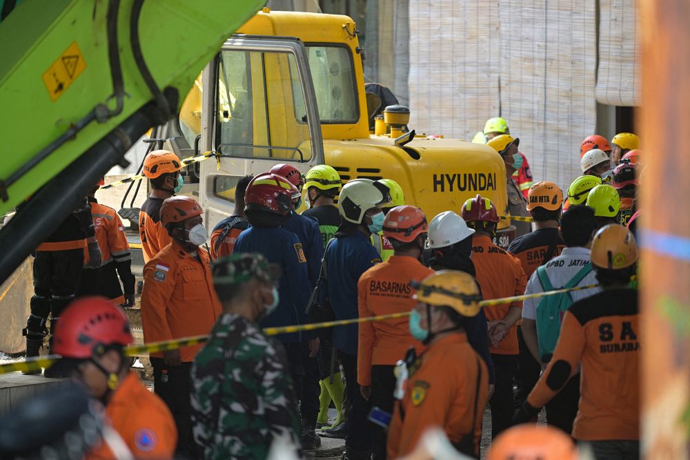 Rettungsarbeiten nach Gebäudeeinsturz in Indonesien