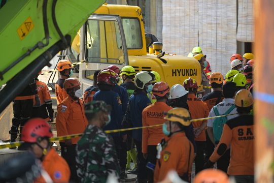 Rettungsarbeiten nach Gebäudeeinsturz in Indonesien
