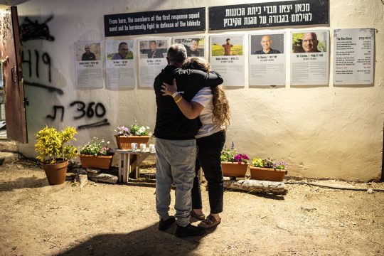 Zwei Menschen umarmen sich bei einer Gedenkfeier auf dem Gelände des Nova-Festivals in Reim im Süden Israels