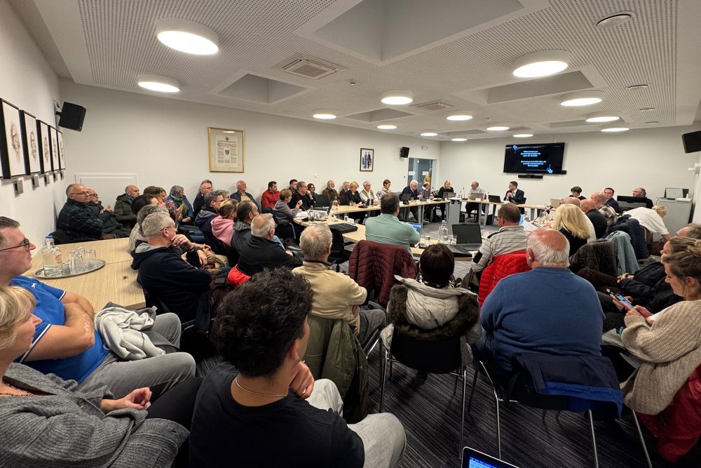 Der Sitzungssaal ist bedingt durch eine hohe Anzahl an Besuchern gut gefüllt