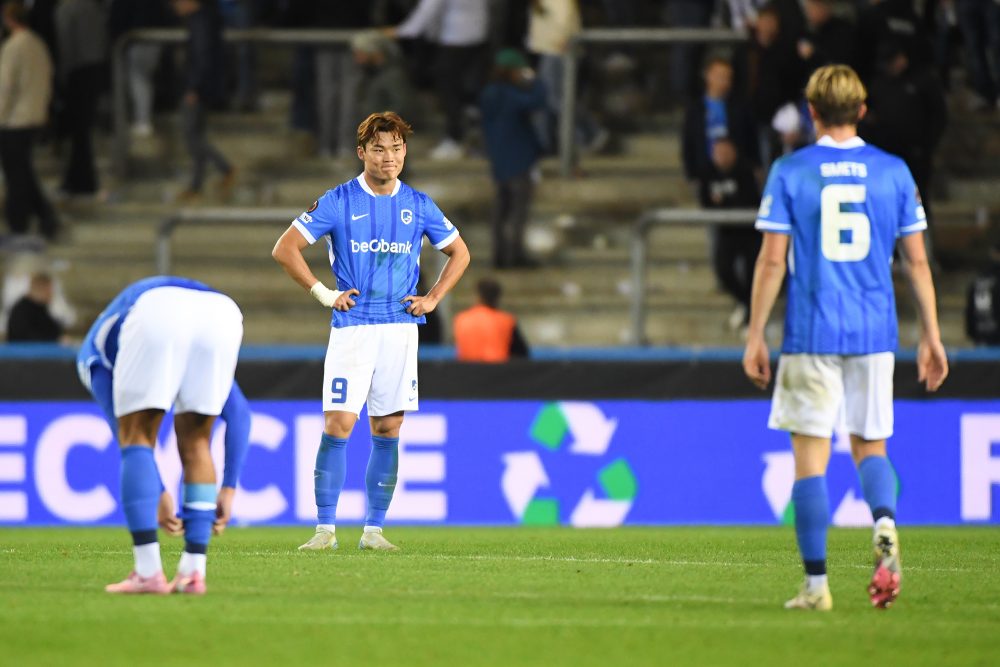 Enttäuschte Spieler beim KRC Genk nach der Niederlage gegen Budapest