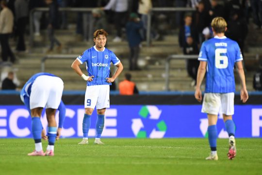 Enttäuschte Spieler beim KRC Genk nach der Niederlage gegen Budapest
