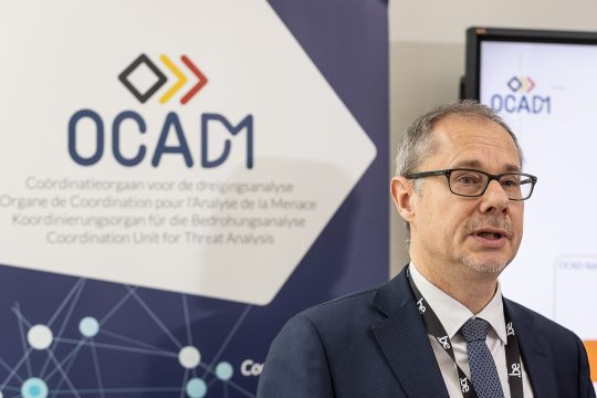 OCAM-Direktor Gert Vercauteren bei einer Pressekonferenz