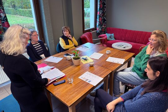 Gedächtnistraining im Café Patchwork: Teilnehmerinnen sitzen am Tisch