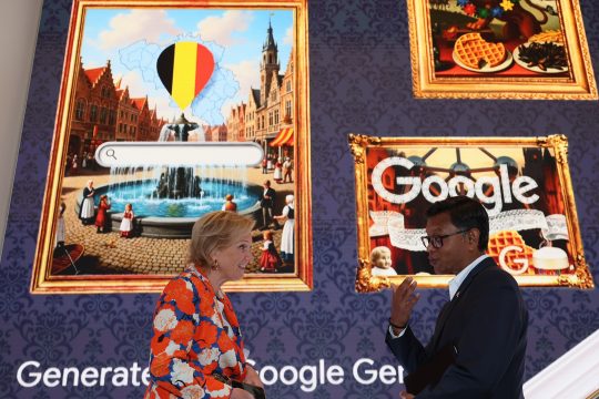 Prinzessin Astrid und Google-Vizepräsident Bikash Koley im Google-Sitz in Sunnyvale