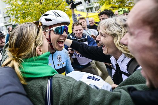 Florian Vermeersch nach dem Sieg mit Gratulanten