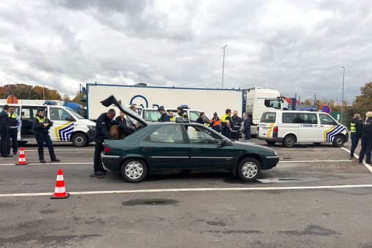 Polizei und Zoll bei der Großkontrolle - hier in Lichtenbusch