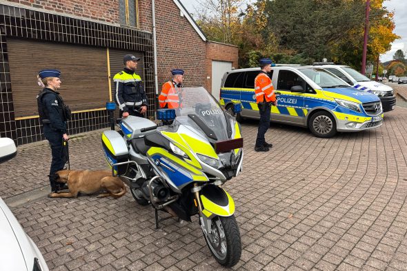 Polizei und Zoll bei der Großkontrolle - hier in Lichtenbusch