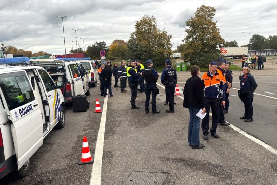 Polizei und Zoll bei der Großkontrolle - hier in Lichtenbusch