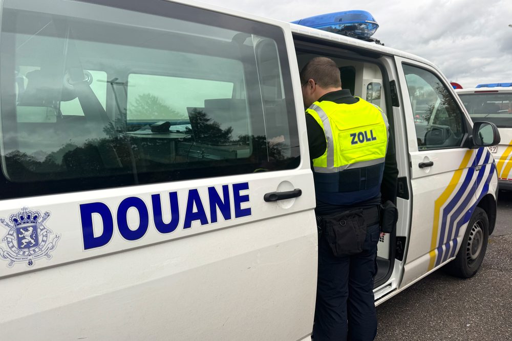 Zoll-Mitarbeiter an einem Fahrzeug bei einer Großkontrolle